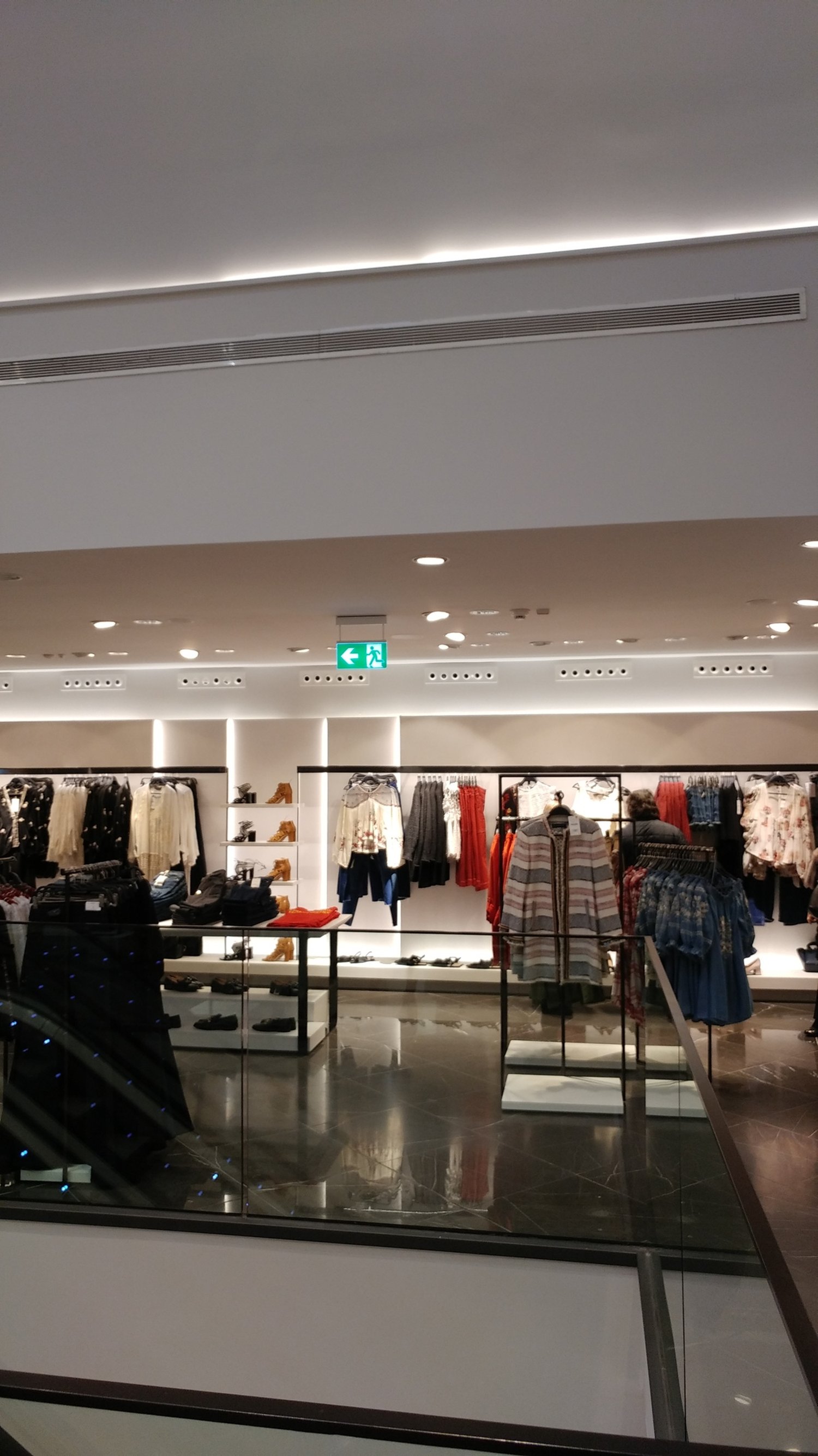 zara-italia-via-torino-milano-2.jpg