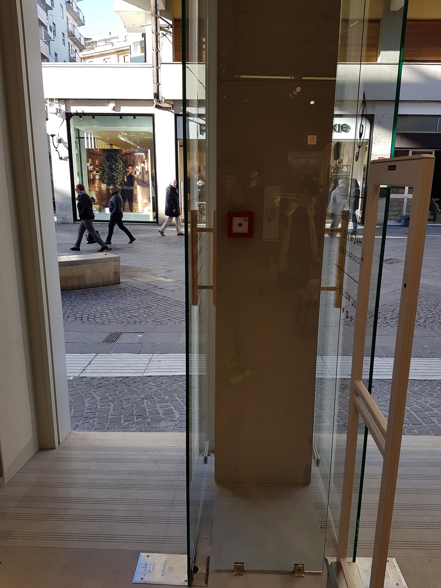 stradivarius-italia-cso-mazzini-cosenza-4.jpg