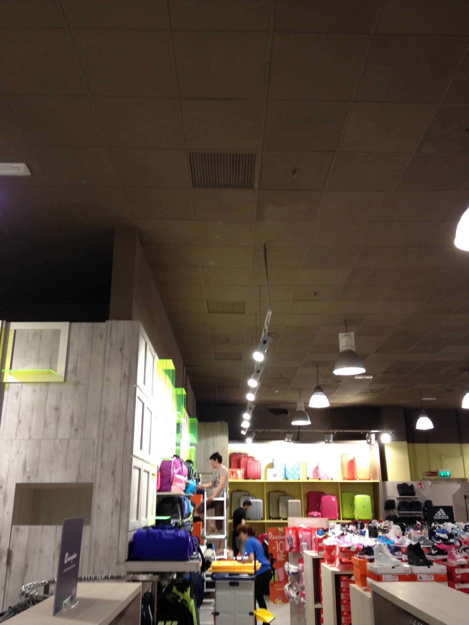 scarpescarpe-centro-commerciale-val-vibrata-colonnella-1.jpg