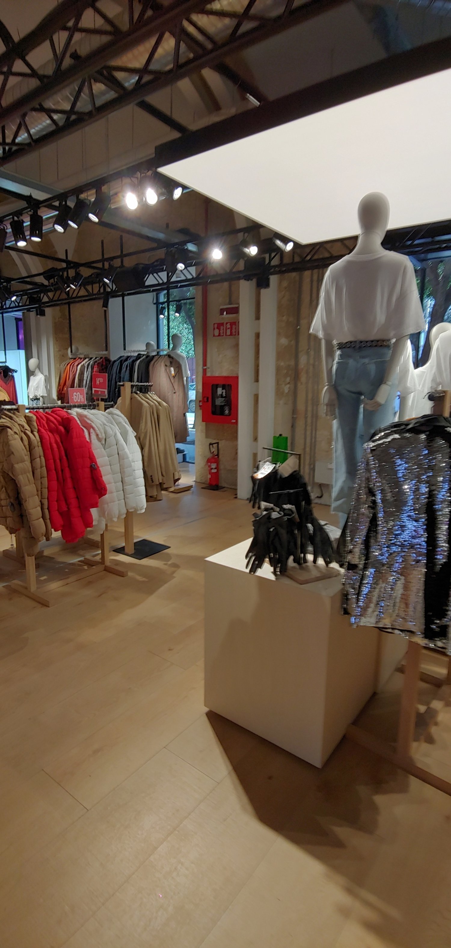 bershka-italia-cso-cavour-angolo-via-p-amedeo-bari-3.jpg